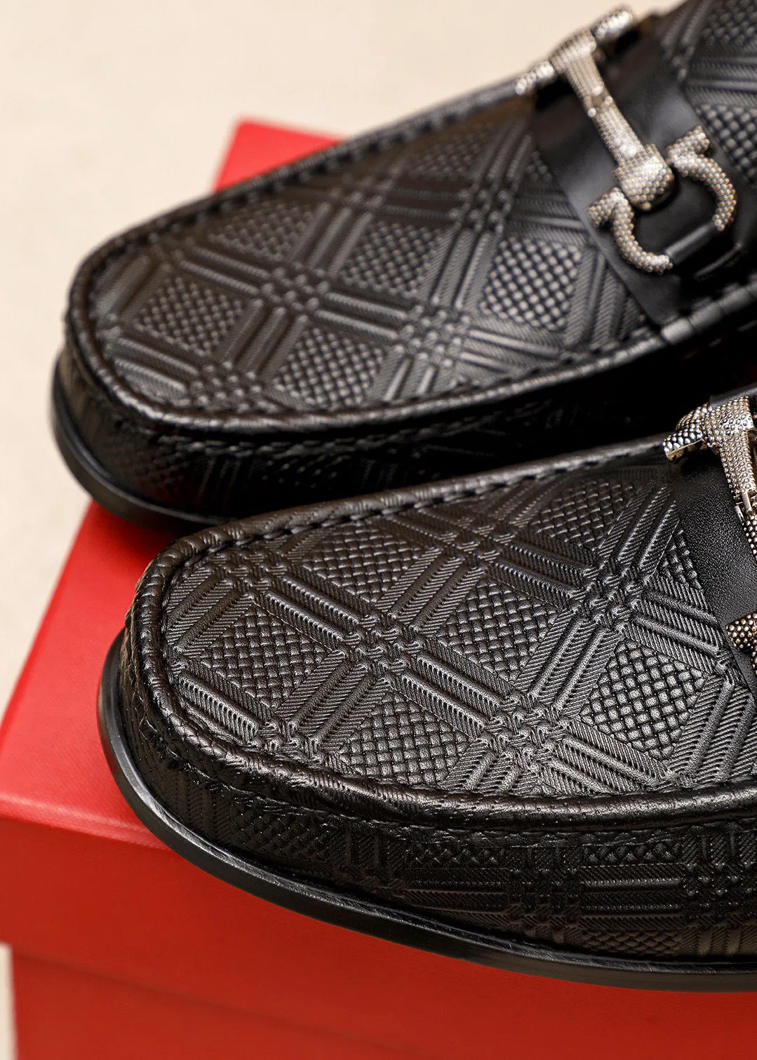 Men's shoes 💰460 💐 Product trademark: Ferragamo "Ferragamo" casual leather shoes Regular size: 38-44 (45.46🉑️customized) Product materials: Selected imported first-layer calfskin embossed upper + luxury hardware buckle, imported water-dyed cow leather lining. Strong three-dimensional visual effect, original rubber outsole Color: 1⃣️color optional